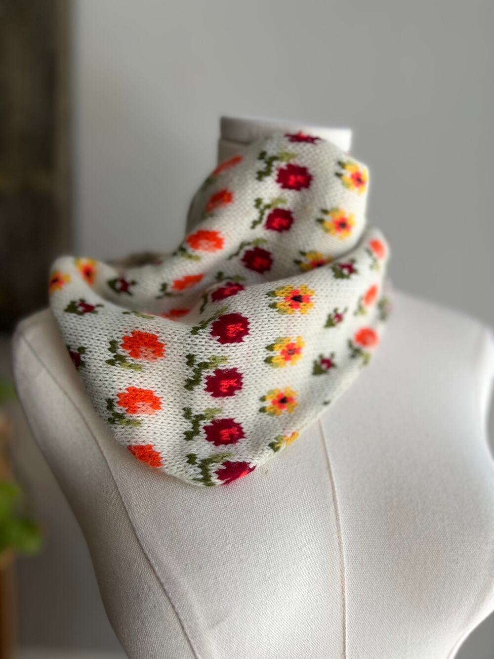 Vintage 70s Floral Scarf Triangle Knit Head Neck